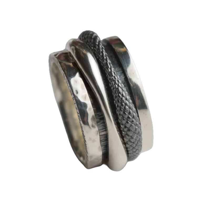 K.AND. spinner ring in 925 sterling silver with snake-texture band